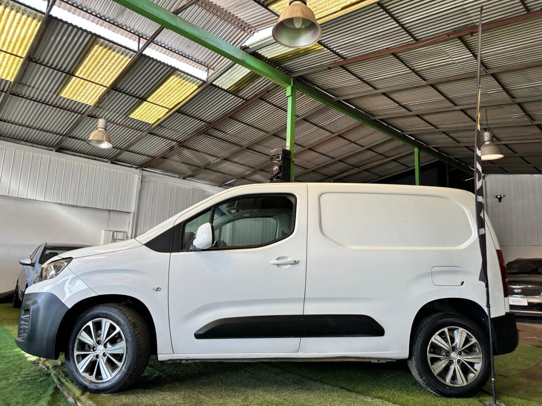 PEUGEOT PARTNER 1.6T DIESEL 2021 ÚNICA! - Imagen 8