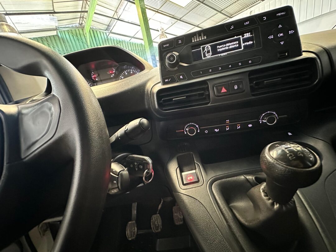 PEUGEOT PARTNER 1.6T DIESEL 2021 ÚNICA! - Imagen 11
